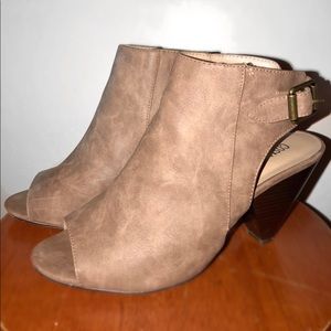 ✨COSMOPOLITAN SANDALS WITH HEALS SIZE 8.5✨